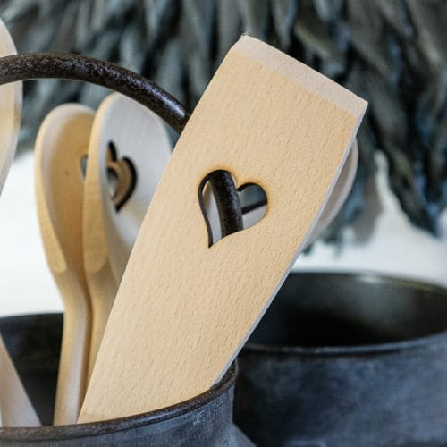 Pfannenwender aus Holz mit Motiv Herz Landhausküche Bauernhausküche