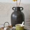 Keramik Vase mit Henkeln im Retrostil Braun Landhausküche Dekoration