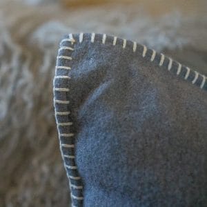 Kissen Uni Farbe Filz Mele mit weissem Zierstich Detail