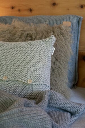 Kissen in Hellgrau mit Holzknöpfen von Moyha für ein gemütliches Bett im Lanhausstil